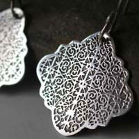 Cybèle, boucles d’oreilles arabesque grecque ciselé en argent