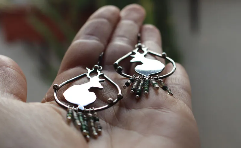 Dans la quiétude de l’aurore, boucles d’oreilles cerfs en argent et agate mousse