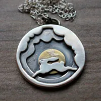 Dans mes rêves, collier lièvre dans les nuages en argent et laiton