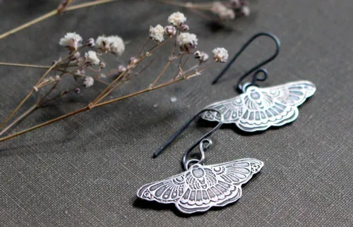 Danse nocturne, boucles d’oreilles papillon de nuit en argent