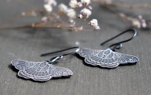 Danse nocturne, boucles d’oreilles papillon de nuit en argent