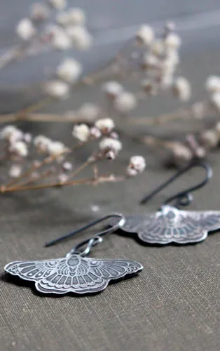 Danse nocturne, boucles d’oreilles papillon de nuit en argent
