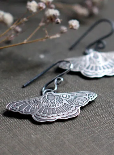 Danse nocturne, boucles d’oreilles papillon de nuit en argent