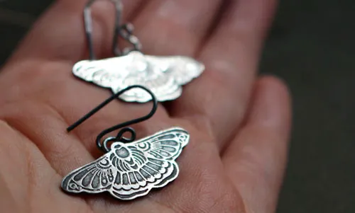 Danse nocturne, boucles d’oreilles papillon de nuit en argent