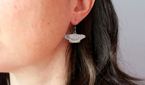 Danse nocturne, boucles d’oreilles papillon de nuit en argent