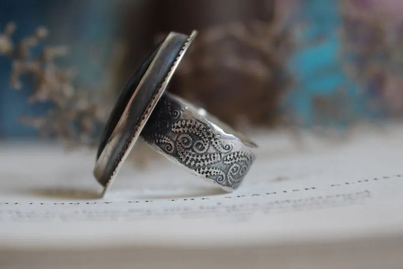 De l’autre côté, bague miroir et fougère en argent et labradorite