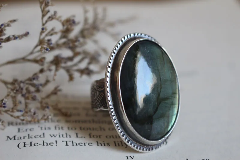 De l’autre côté, bague miroir et fougère en argent et labradorite