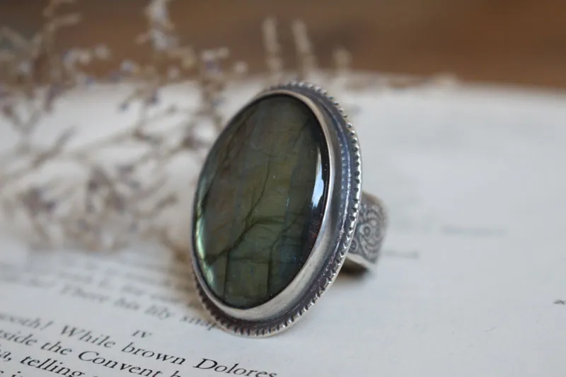 De l’autre côté, bague miroir et fougère en argent et labradorite