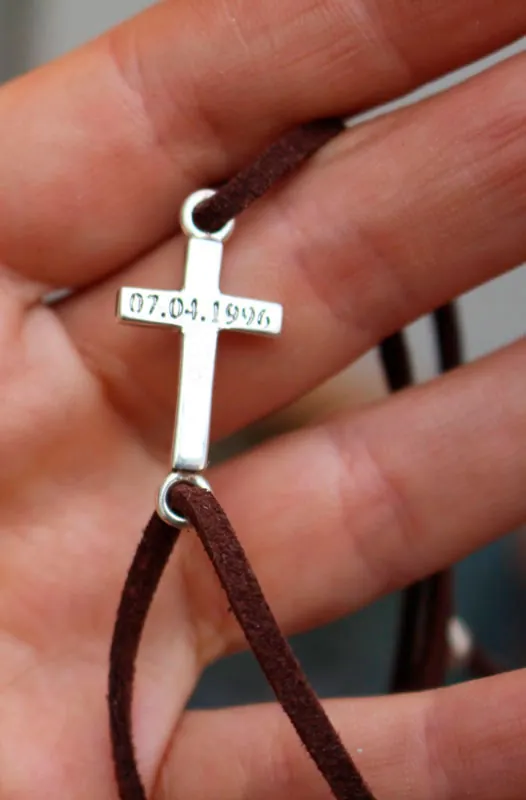 Décision, bracelet croix gravée en argent et cordon suède