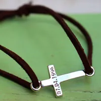 Décision, bracelet croix gravée en argent et cordon suède
