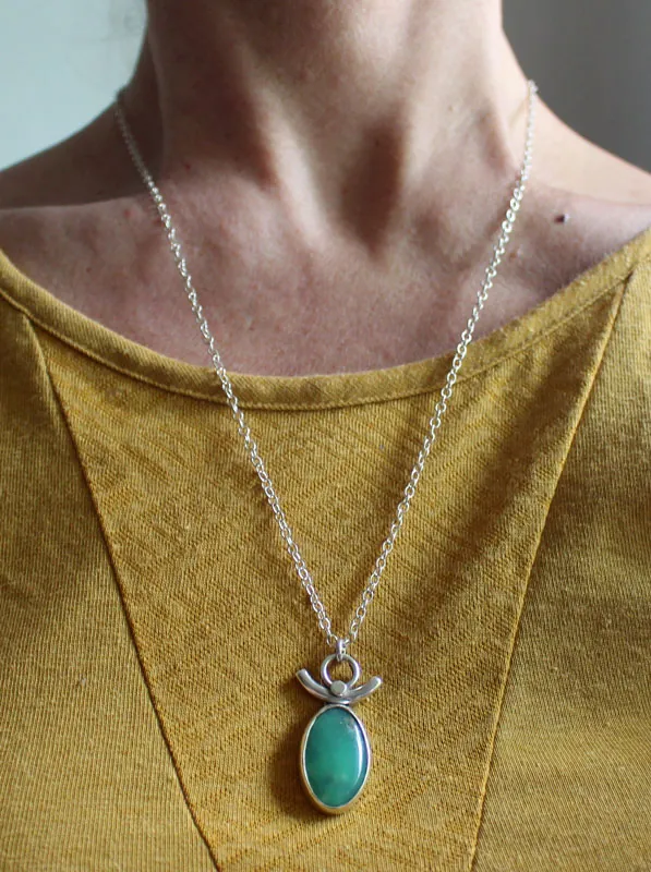 Déesse de la terre, collier vénus en argent et chrysoprase