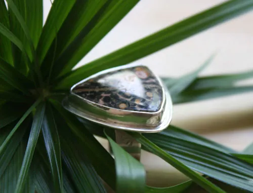 Delta, bague triangle en argent et jaspe léopard