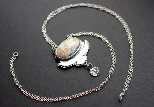 Déployer ses ailes, collier aigle porteur de lune en argent et agate mexicaine crazy lace
