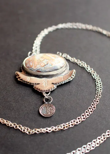 Déployer ses ailes, collier aigle porteur de lune en argent et agate mexicaine crazy lace