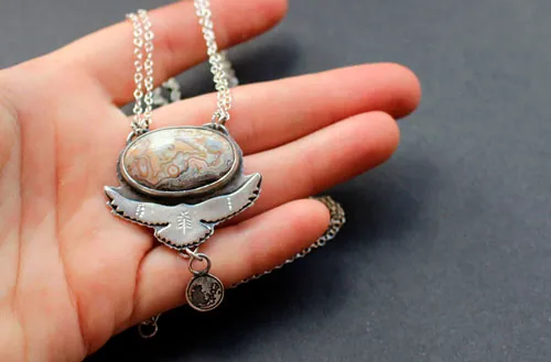 Déployer ses ailes, collier aigle porteur de lune en argent et agate mexicaine crazy lace