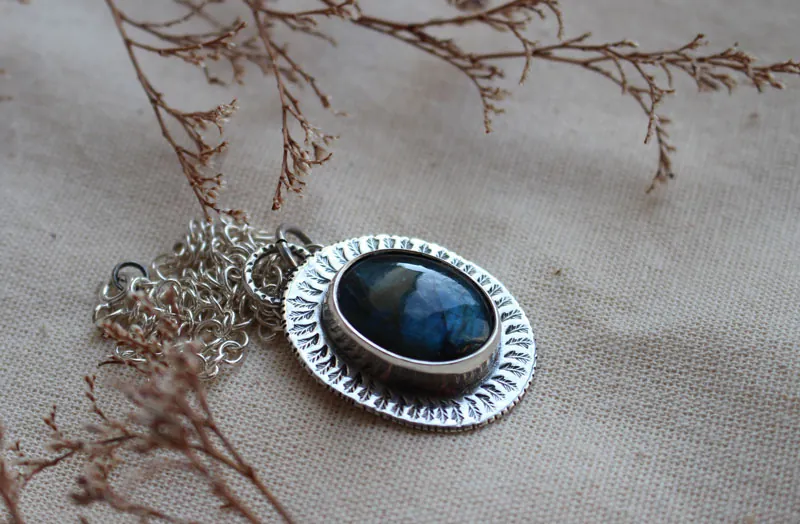 Des feuilles en hiver, collier paysage en labradorite et argent
