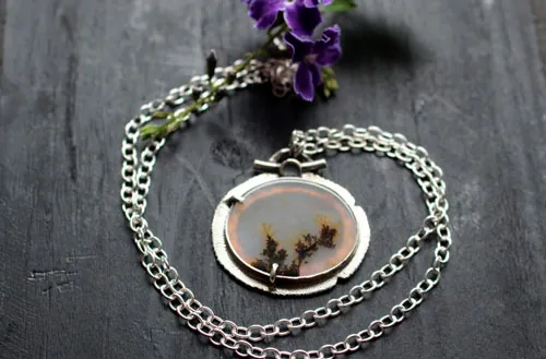 Des fleurs en hiver, collier paysage congelé en argent et agate dendritique