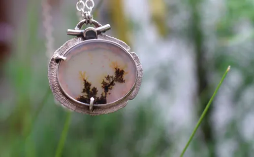 Des fleurs en hiver, collier paysage congelé en argent et agate dendritique