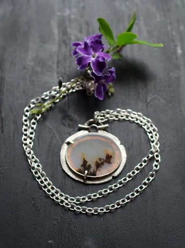 Des fleurs en hiver, collier paysage congelé en argent et agate dendritique