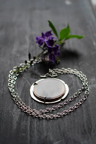Des fleurs en hiver, collier paysage congelé en argent et agate dendritique
