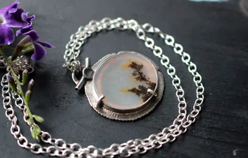Des fleurs en hiver, collier paysage congelé en argent et agate dendritique