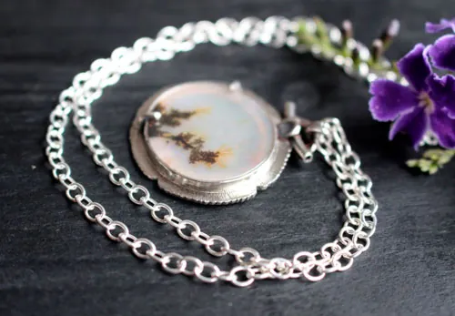 Des fleurs en hiver, collier paysage congelé en argent et agate dendritique