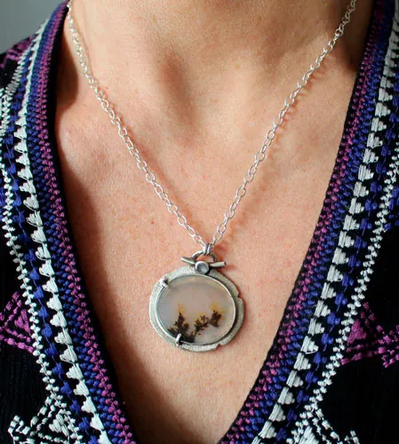 Des fleurs en hiver, collier paysage congelé en argent et agate dendritique
