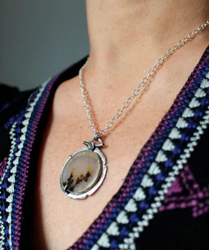 Des fleurs en hiver, collier paysage congelé en argent et agate dendritique