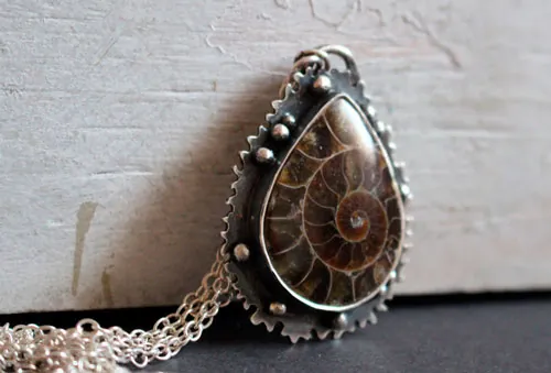 Du cœur de la mer, collier faune marine en argent et ammonite