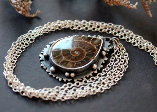 Du cœur de la mer, collier faune marine en argent et ammonite