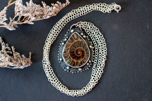 Du cœur de la mer, collier faune marine en argent et ammonite