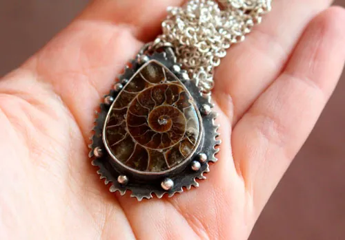 Du cœur de la mer, collier faune marine en argent et ammonite