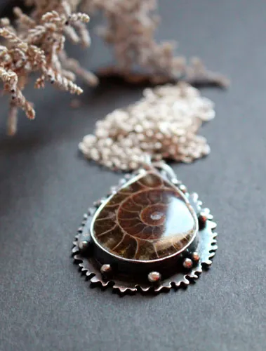 Du cœur de la mer, collier faune marine en argent et ammonite