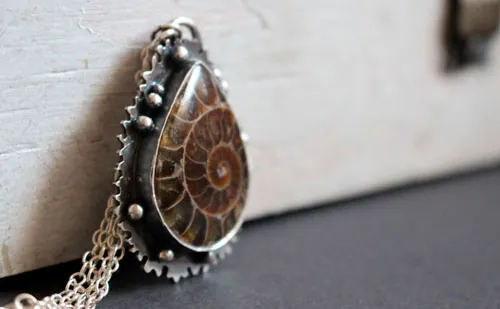 Du cœur de la mer, collier faune marine en argent et ammonite