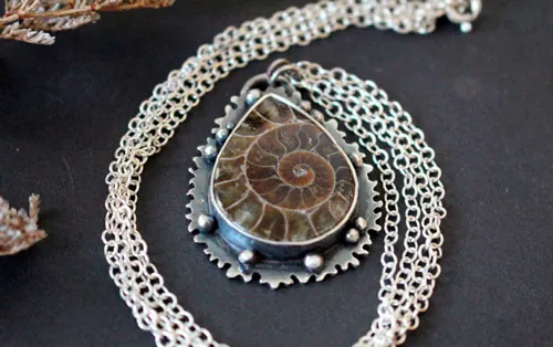 Du cœur de la mer, collier faune marine en argent et ammonite