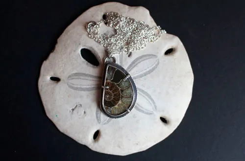 Du fond de l’océan, collier exploration sous-marine en argent et ammonite