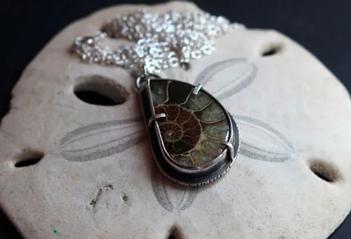 Du fond de l’océan, collier exploration sous-marine en argent et ammonite