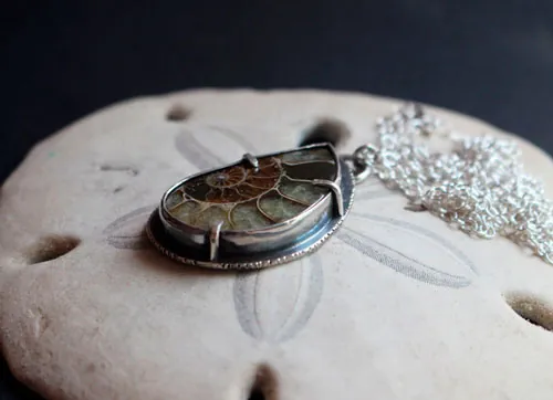 Du fond de l’océan, collier exploration sous-marine en argent et ammonite