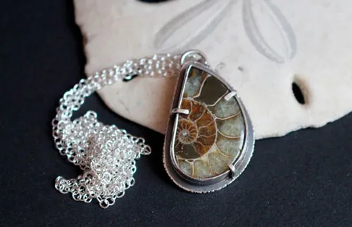 Du fond de l’océan, collier exploration sous-marine en argent et ammonite