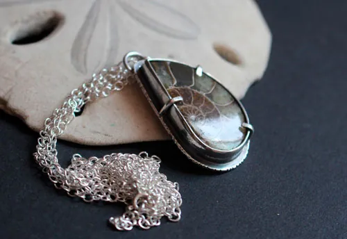 Du fond de l’océan, collier exploration sous-marine en argent et ammonite
