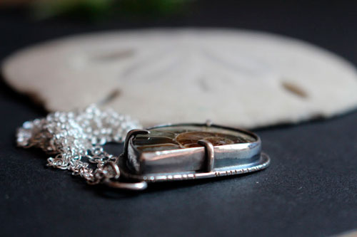 Du fond de l’océan, collier exploration sous-marine en argent et ammonite fossile