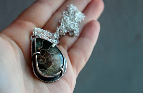 Du fond de l’océan, collier exploration sous-marine en argent et ammonite
