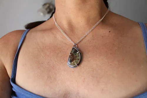 Du fond de l’océan, collier exploration sous-marine en argent et ammonite