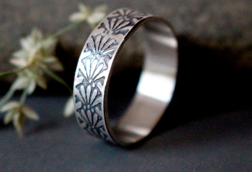 Dahlia, bague fleur gravée en argent