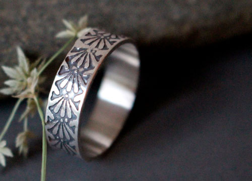 Dahlia, bague fleur gravée en argent