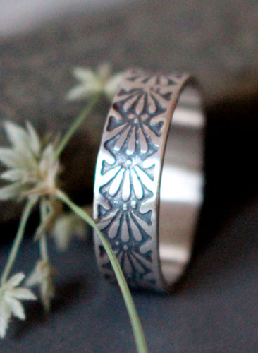 Dahlia, bague fleur gravée en argent