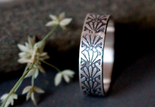 Dahlia, bague fleur gravée en argent