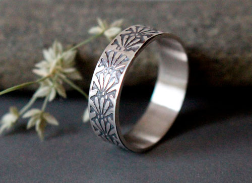 Dahlia, bague fleur gravée en argent