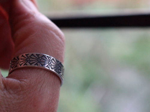 Dahlia, bague fleur gravée en argent