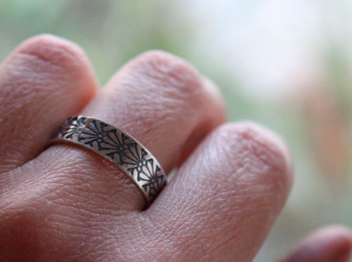 Dahlia, bague fleur gravée en argent